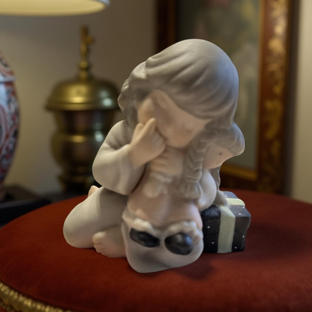 Charming Ceramic Figurine - Gray and White